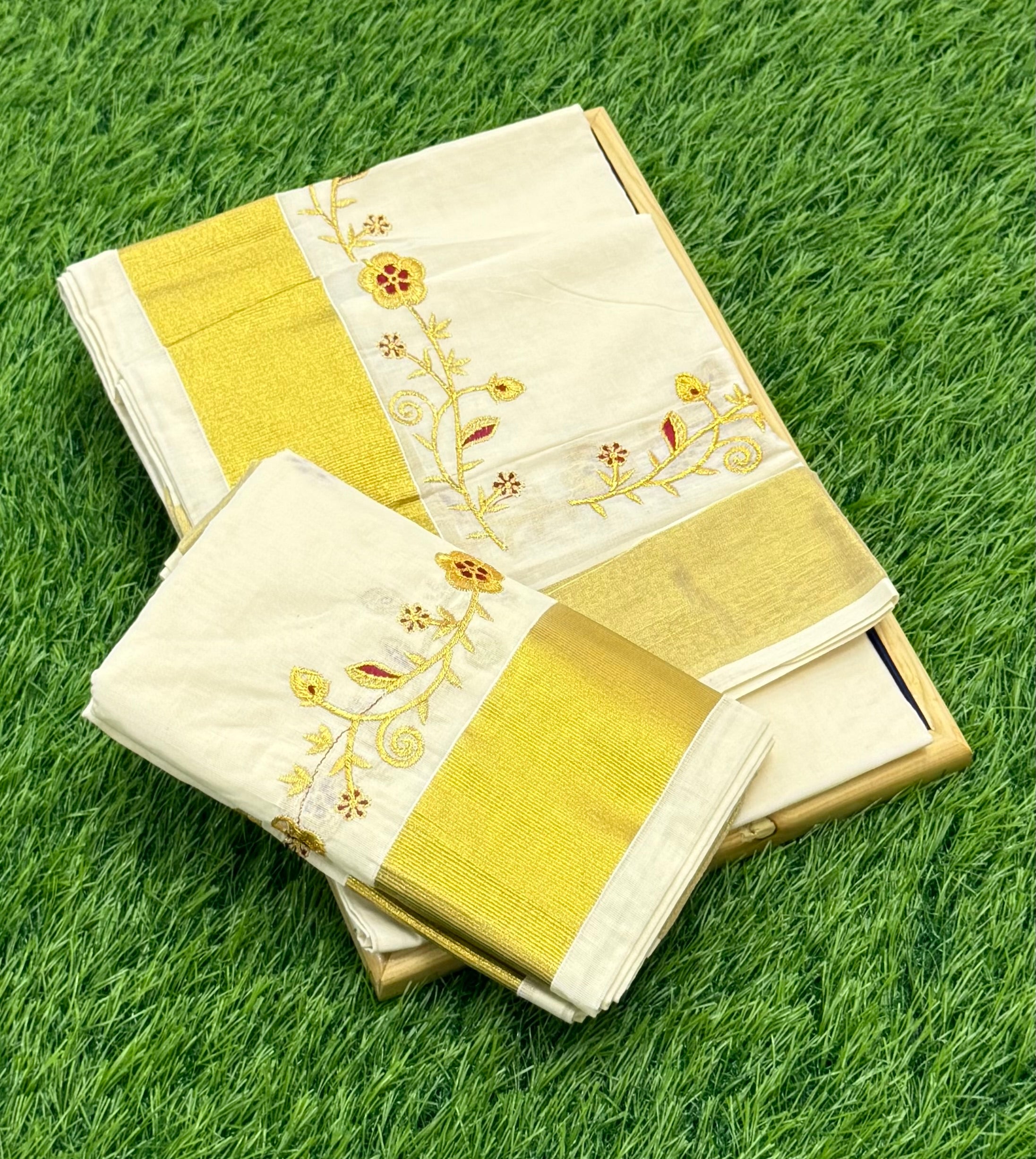 KASAVU EMBROIDERY SINGLE SET MUNDU (MUNDUM NERIYATHUM) - 2 X 2.80 MTRS - (OFF WHITE,GOLD)