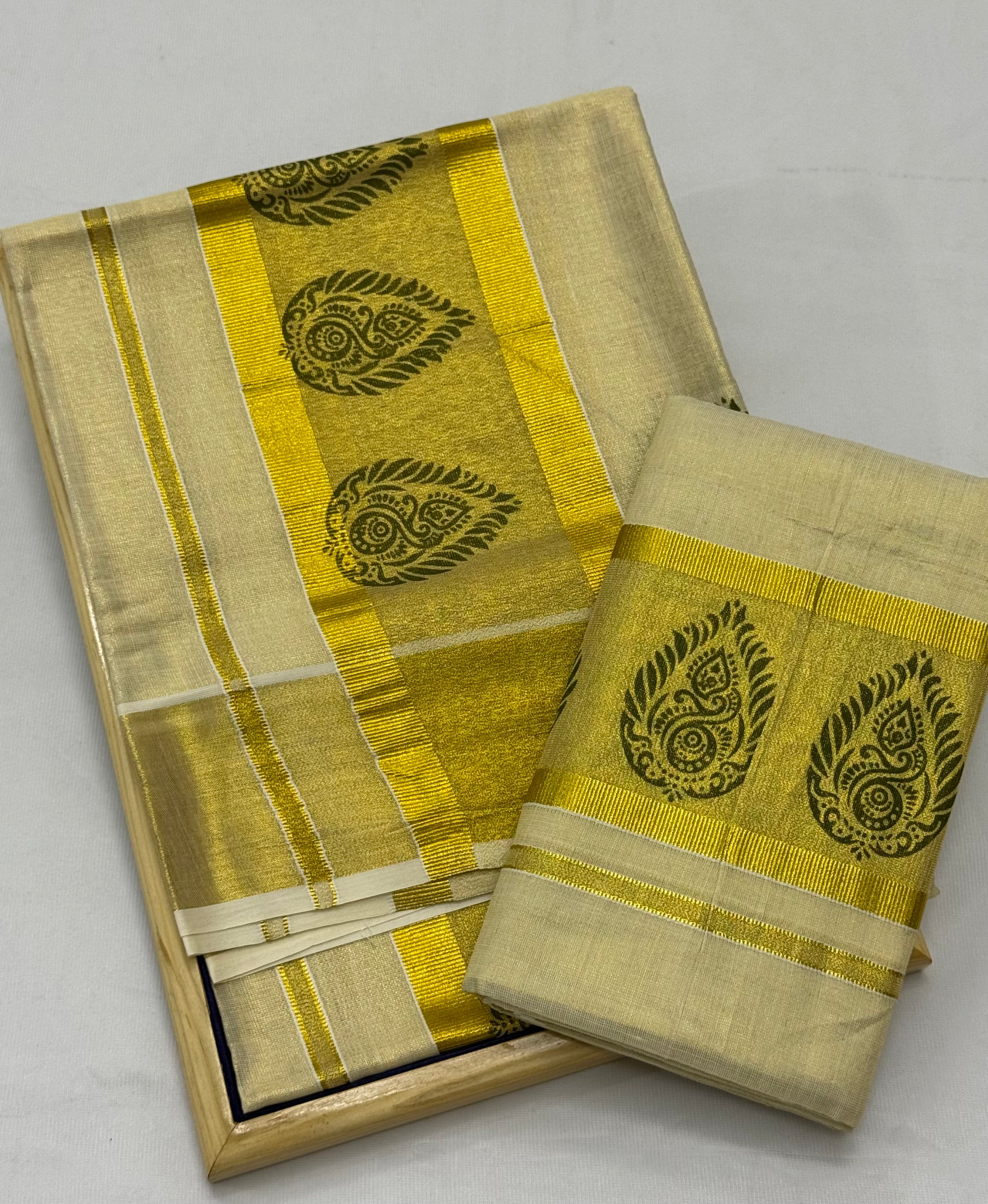 PAISLEY MURAL TISSUE SINGLE SET MUNDU (MUNDUM NERIYATHUM) - 2 X 2.50 MTRS - (CREAM,GOLD)