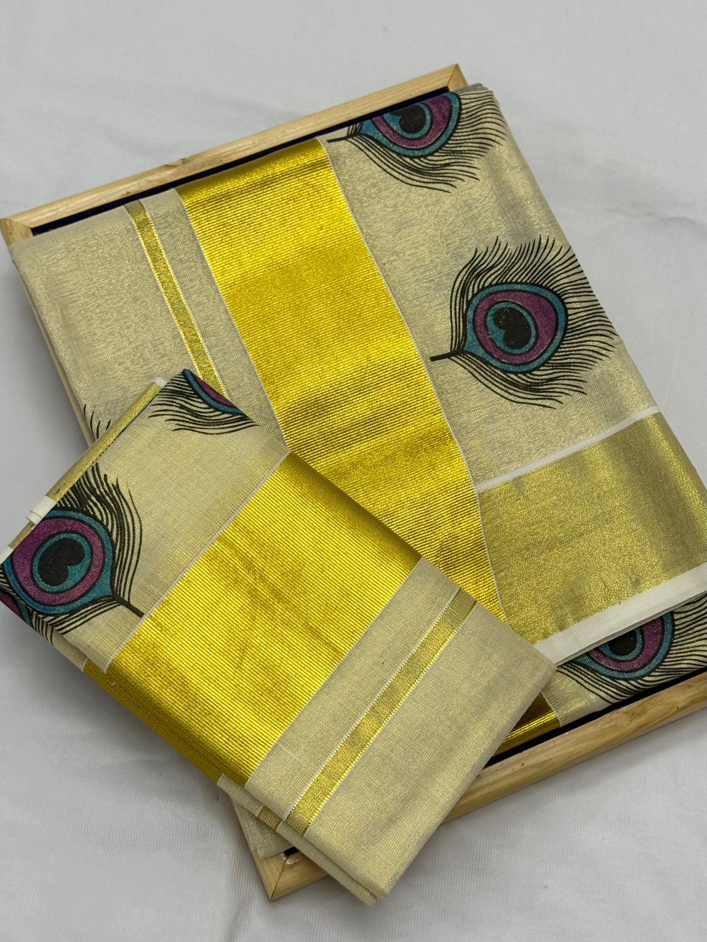MAYIL PEELI ART TISSUE DOUBLE SET MUNDU (MUNDUM NERIYATHUM) - 4 X 2.80 MTRS - (CREAM,GOLD)