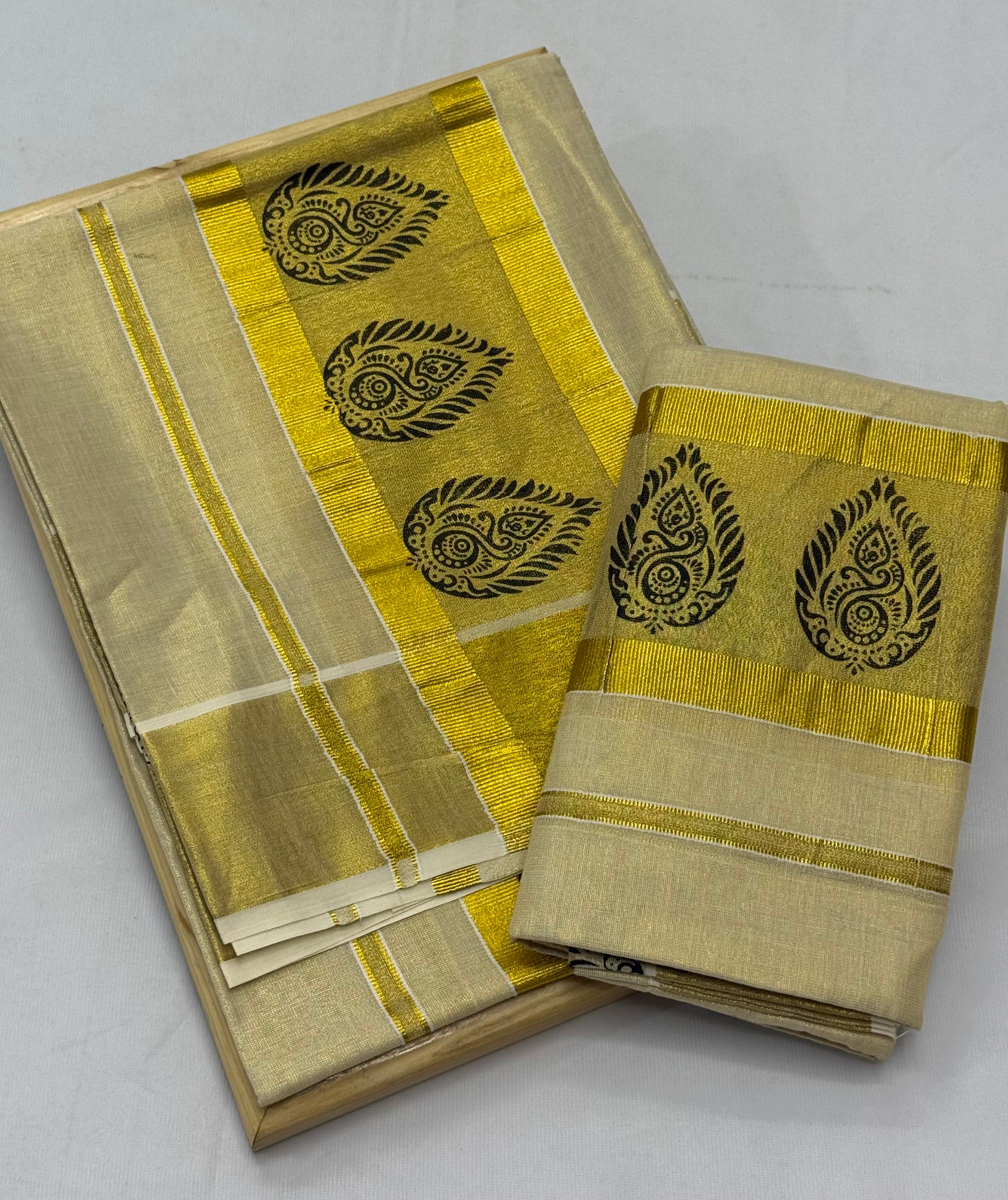 PAISLEY MURAL TISSUE SINGLE SET MUNDU (MUNDUM NERIYATHUM) - 2 X 2.50 MTRS - (CREAM,GOLD)