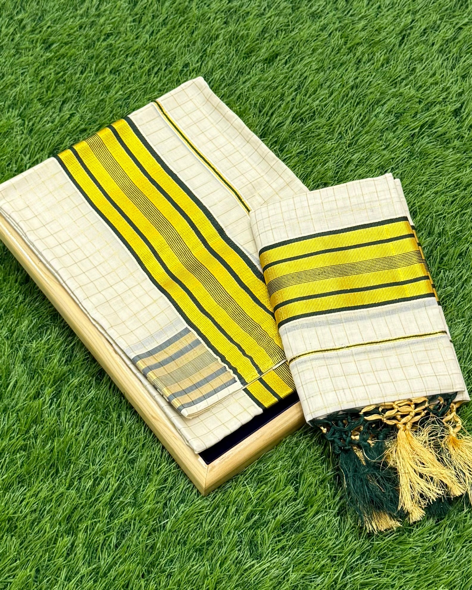 KASAVU COTTON STRIPE PATTERN SINGLE SET MUNDU (MUNDUM NERIYATHUM) - 2 X 2.80 MTRS - (OFF WHITE)