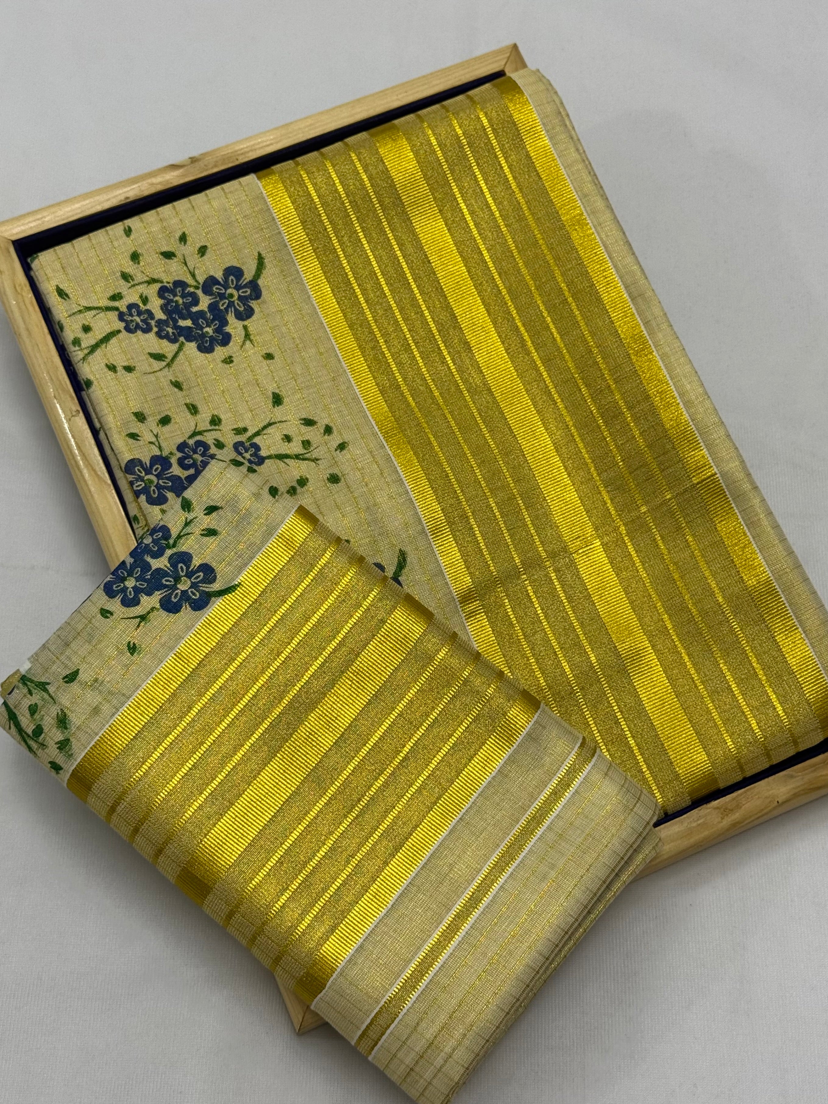FLORAL CHECKS TISSUE SINGLE SET MUNDU (MUNDUM NERIYATHUM) - 2 X 2.80 MTRS - (CREAM,GOLD)