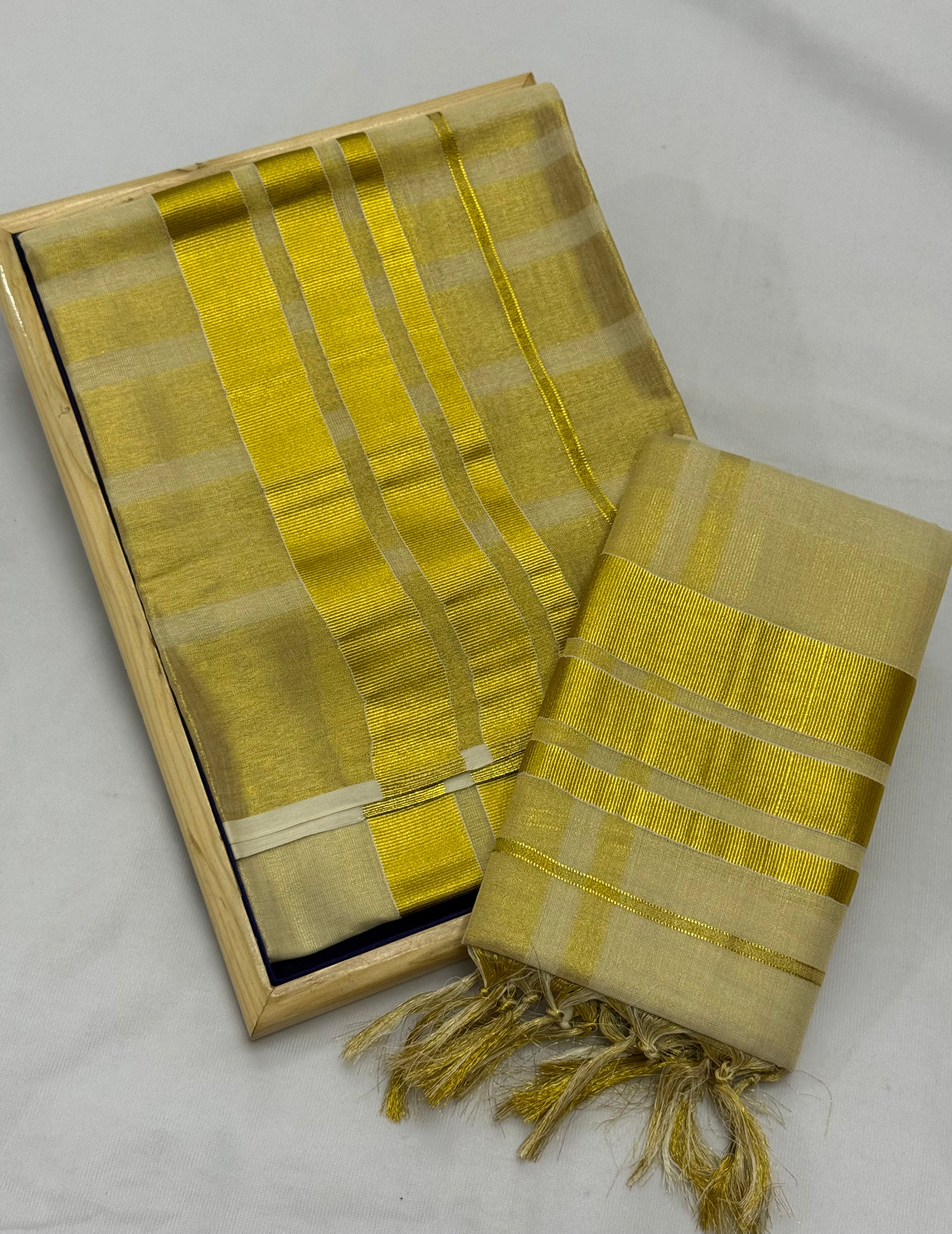 PREMIUM STRIPES TISSUE SINGLE SET MUNDU (MUNDUM NERIYATHUM) - 2 X 2.80 MTRS - (CREAM,GOLD)