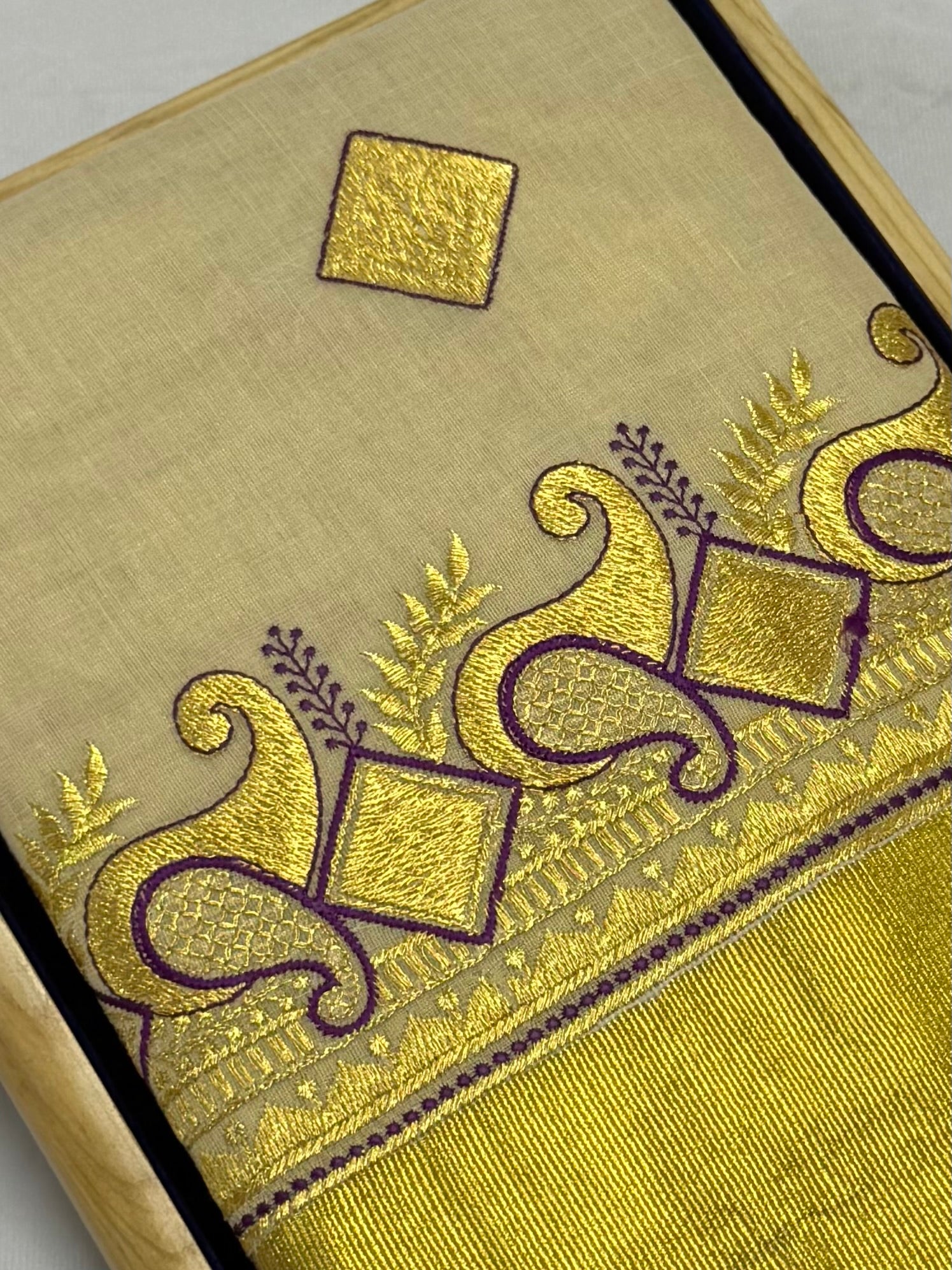 KERALA KASAVU TISSUE SILK EMBROIDERY SAREE - (GOLD,CREAM)