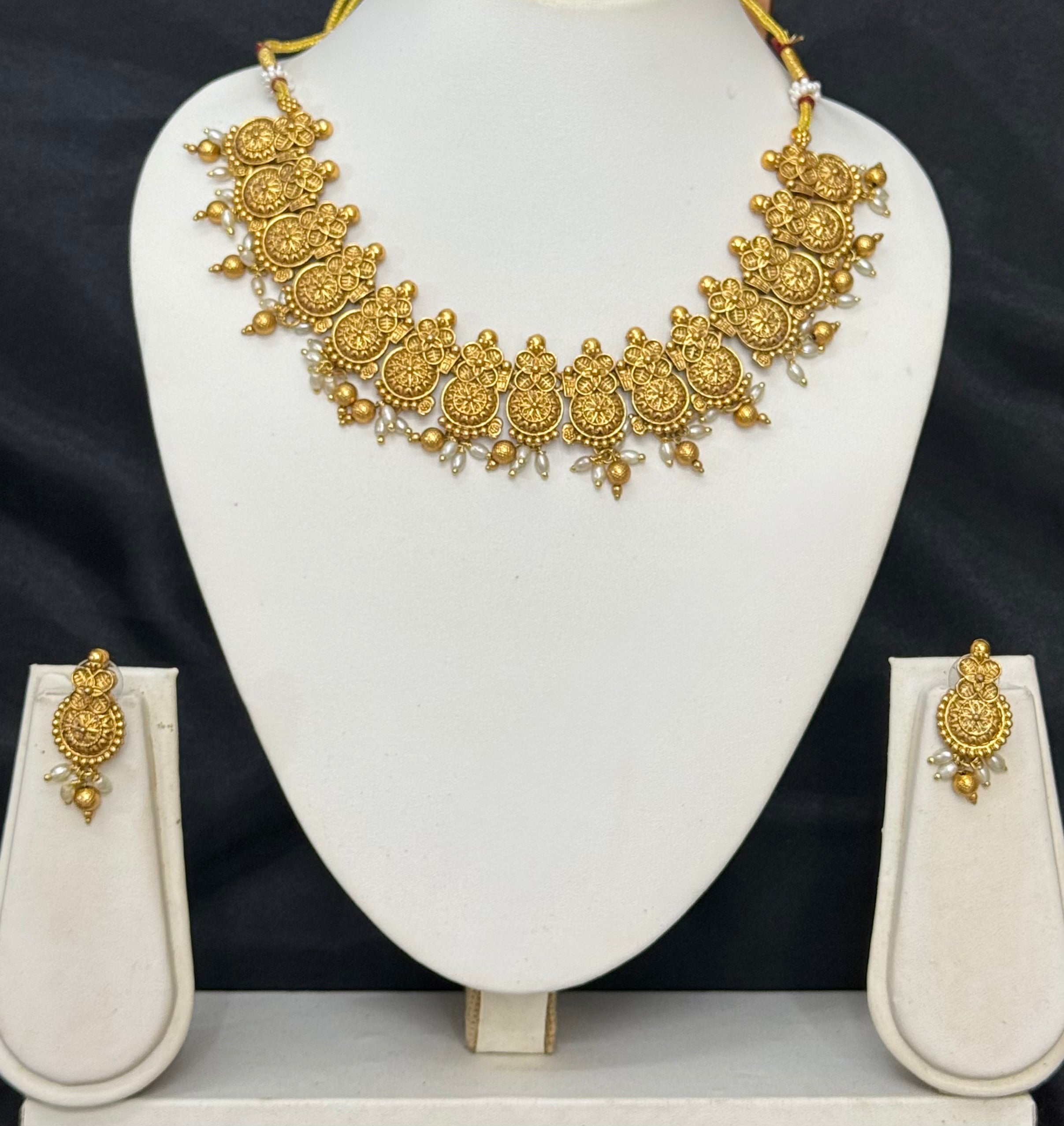 ANTIQUE FLOWER PEARL AND GOLDEN BEAD NECKLACE - PEARL