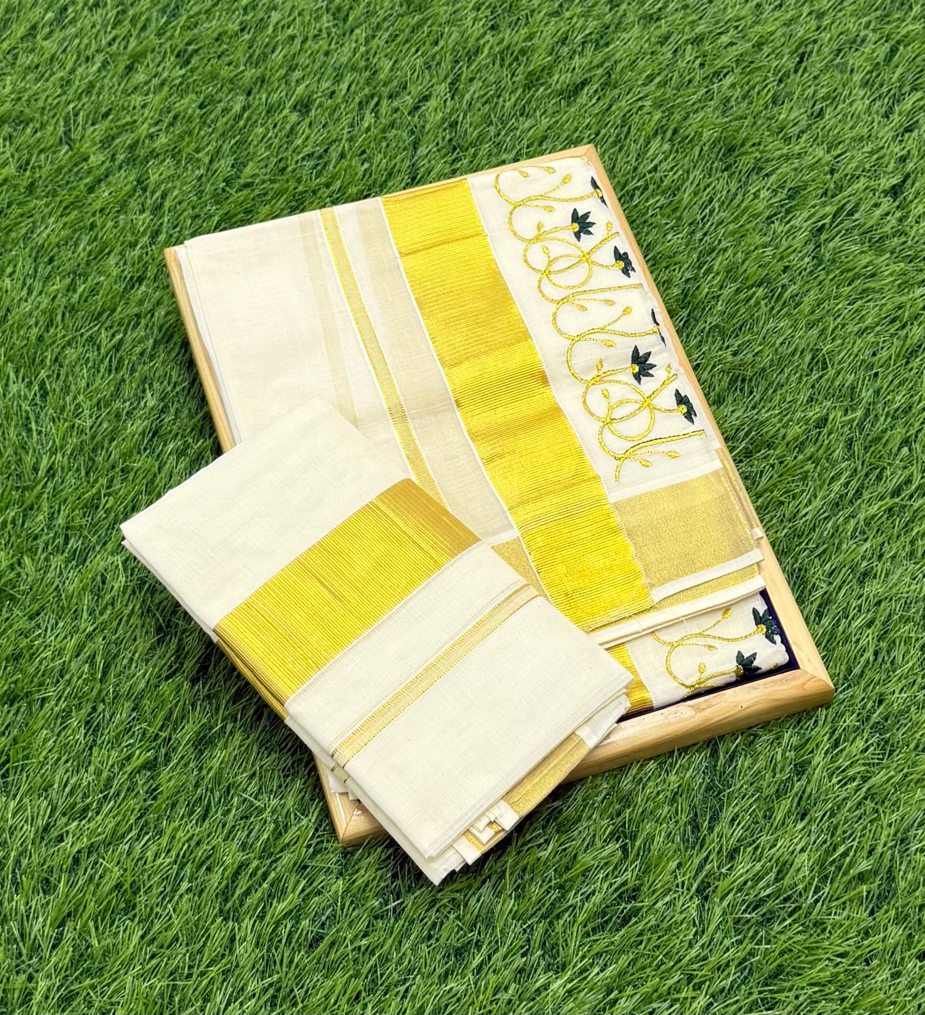 KASAVU EMBROIDERY SINGLE SET MUNDU (MUNDUM NERIYATHUM) - 2 X 2.80 MTRS - (OFF WHITE,GOLD)