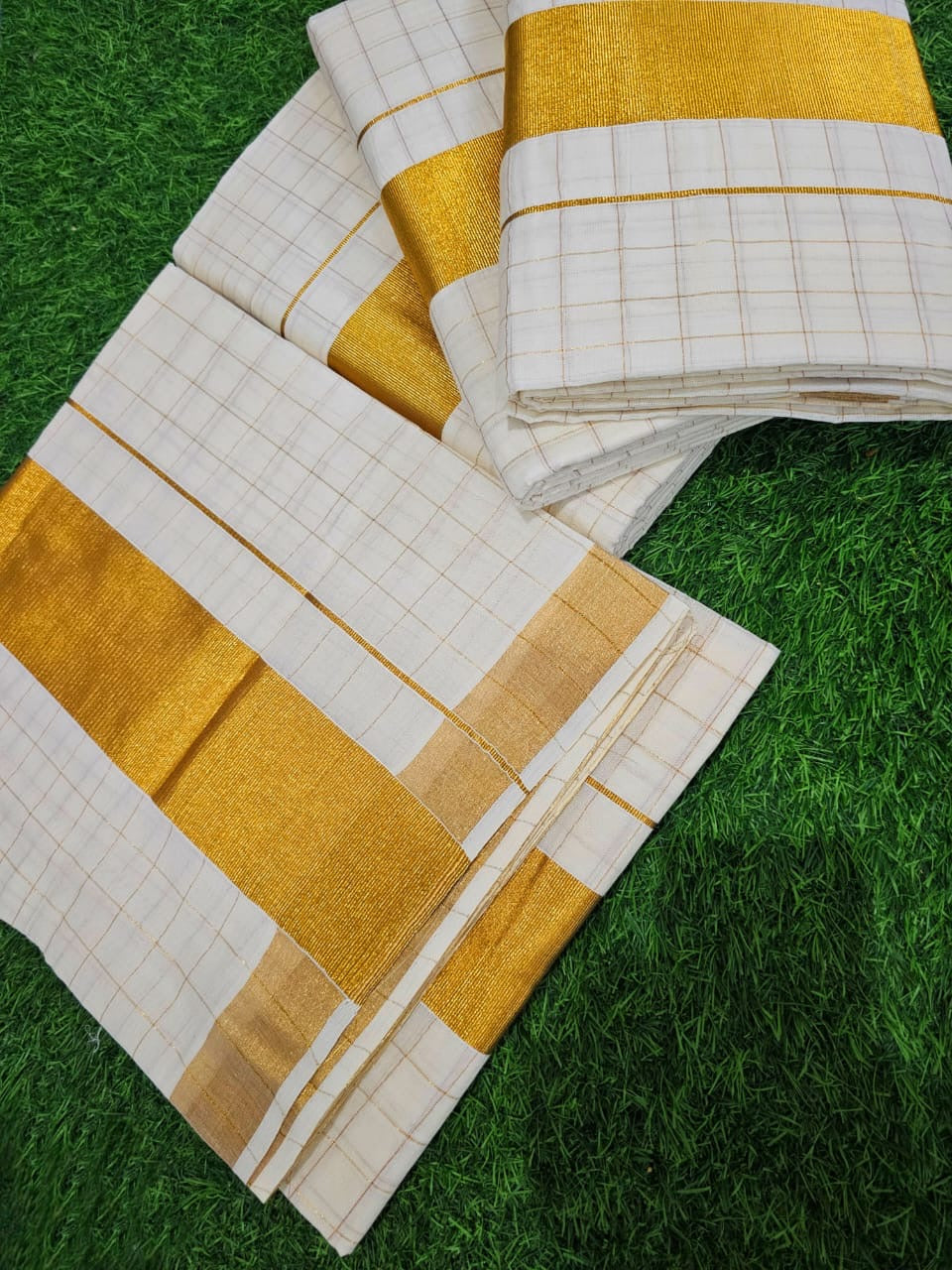 CHECKED KERALA KASAVU COTTON SAREE (BEIGE)