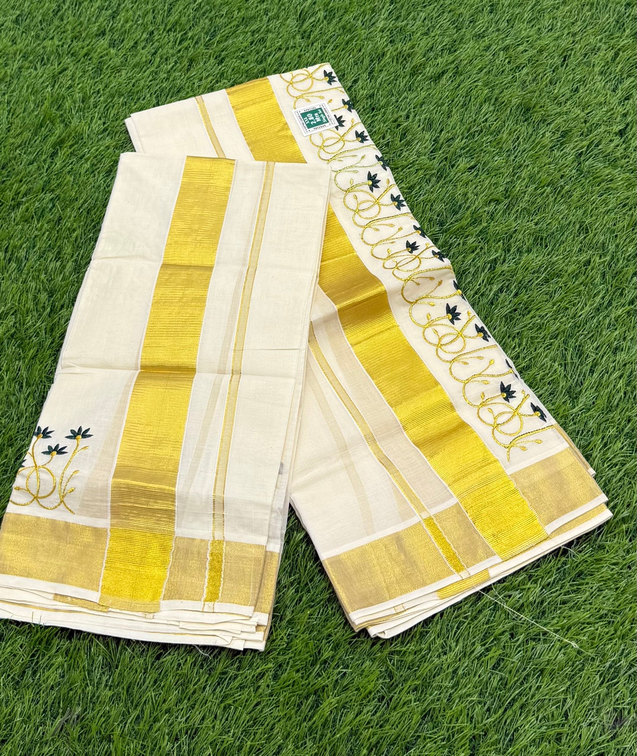 KASAVU EMBROIDERY SINGLE SET MUNDU (MUNDUM NERIYATHUM) - 2 X 2.80 MTRS - (OFF WHITE,GOLD)