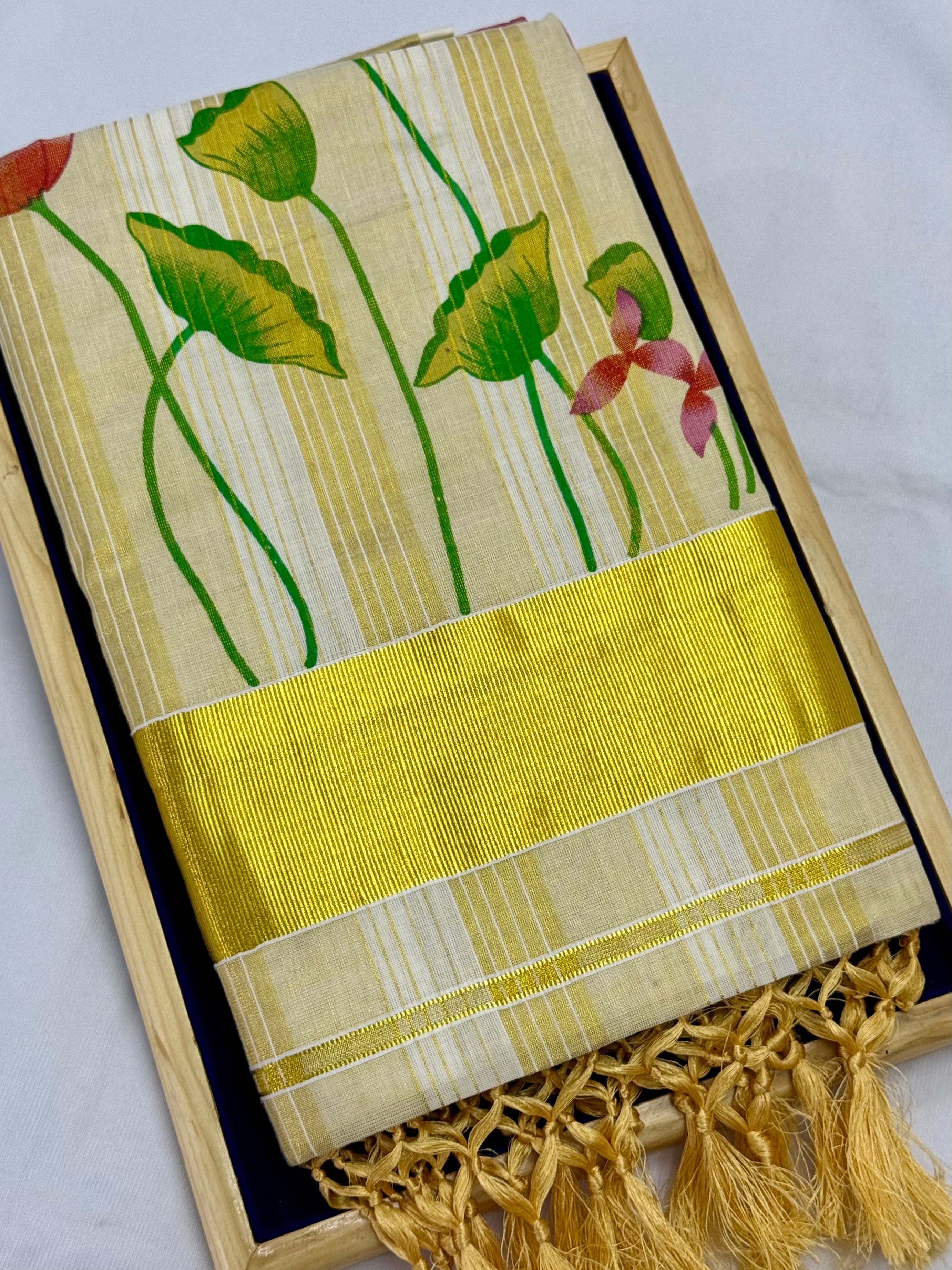 MURAL ART KASAVU TISSUE KERALA SAREE (GOLD,CREAM)