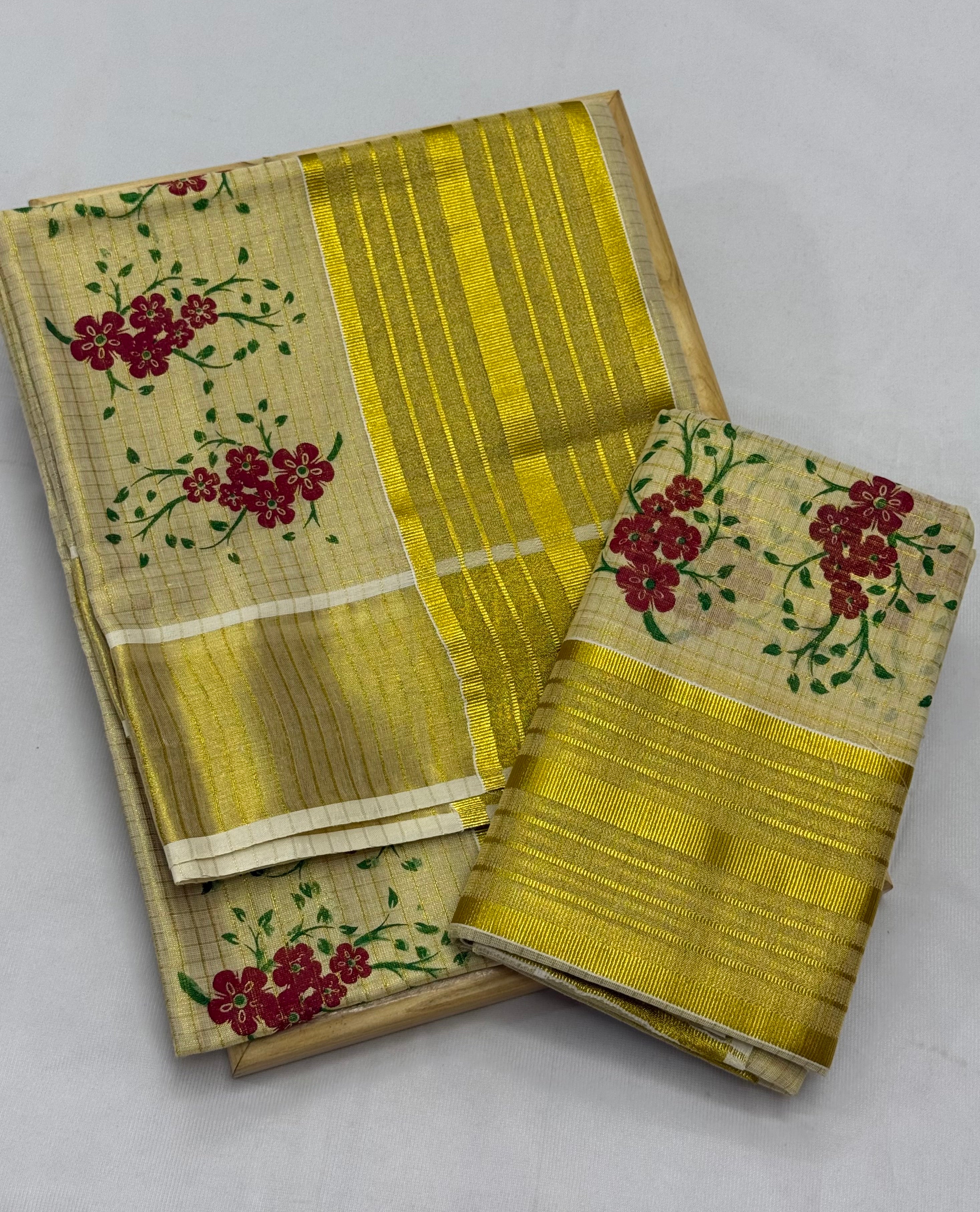 FLORAL CHECKS TISSUE SINGLE SET MUNDU (MUNDUM NERIYATHUM) - 2 X 2.80 MTRS - (CREAM,GOLD)