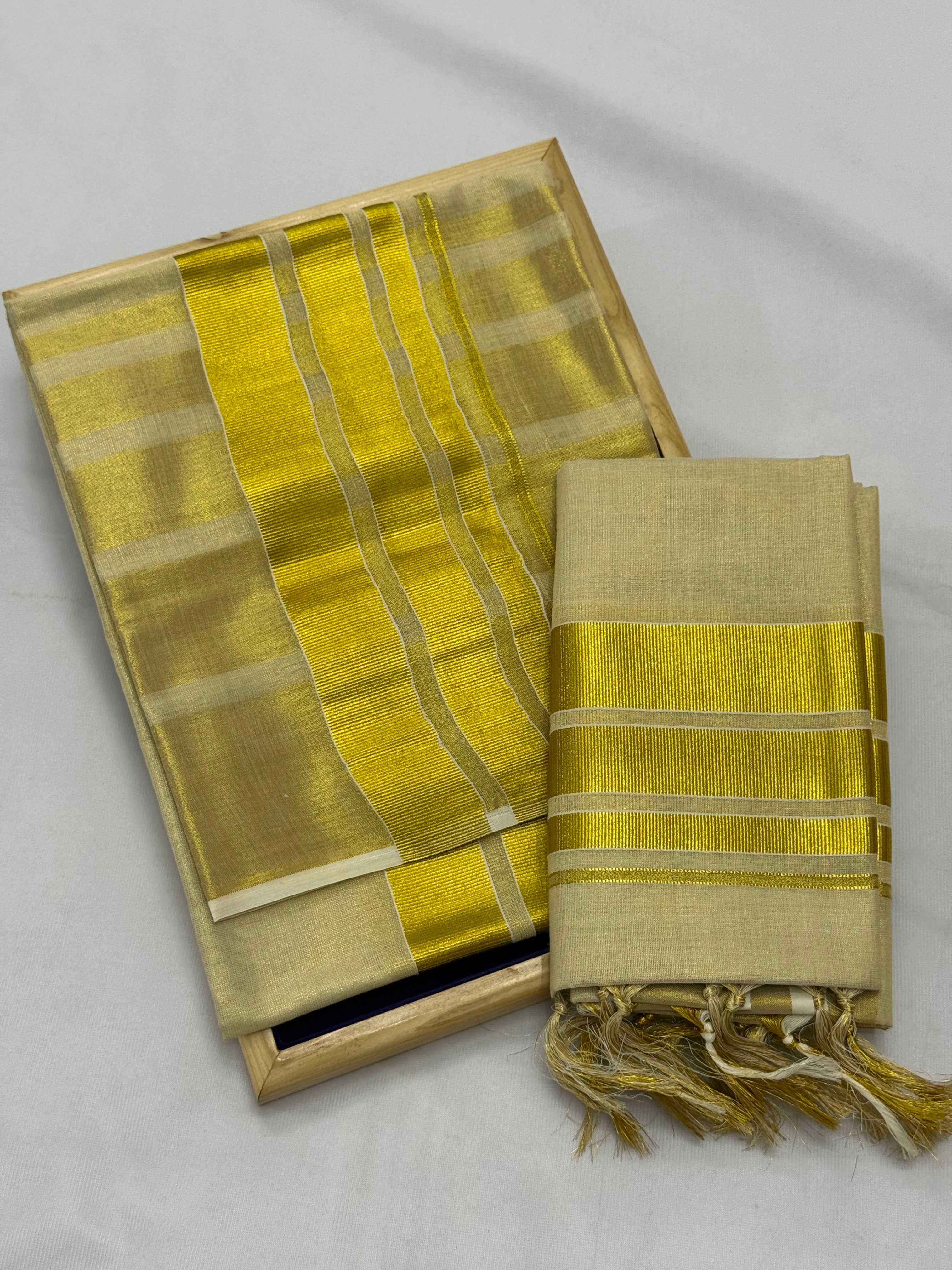 PREMIUM STRIPES TISSUE SINGLE SET MUNDU (MUNDUM NERIYATHUM) - 2 X 2.80 MTRS - (CREAM,GOLD)