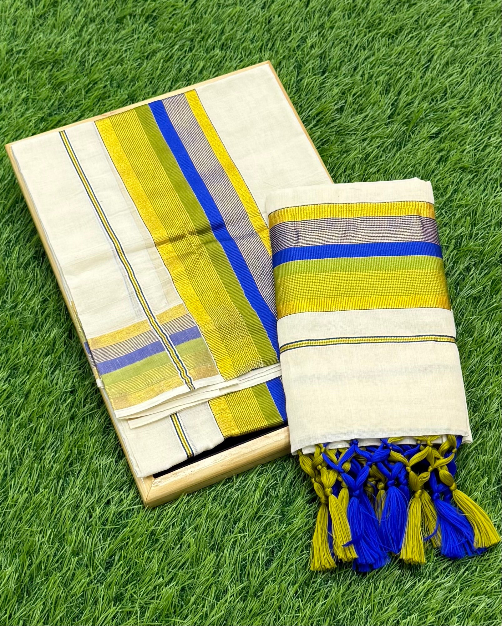 KASAVU COTTON STRIPE PATTERN SINGLE SET MUNDU (MUNDUM NERIYATHUM) - 2 X 2.80 MTRS - (OFF WHITE)