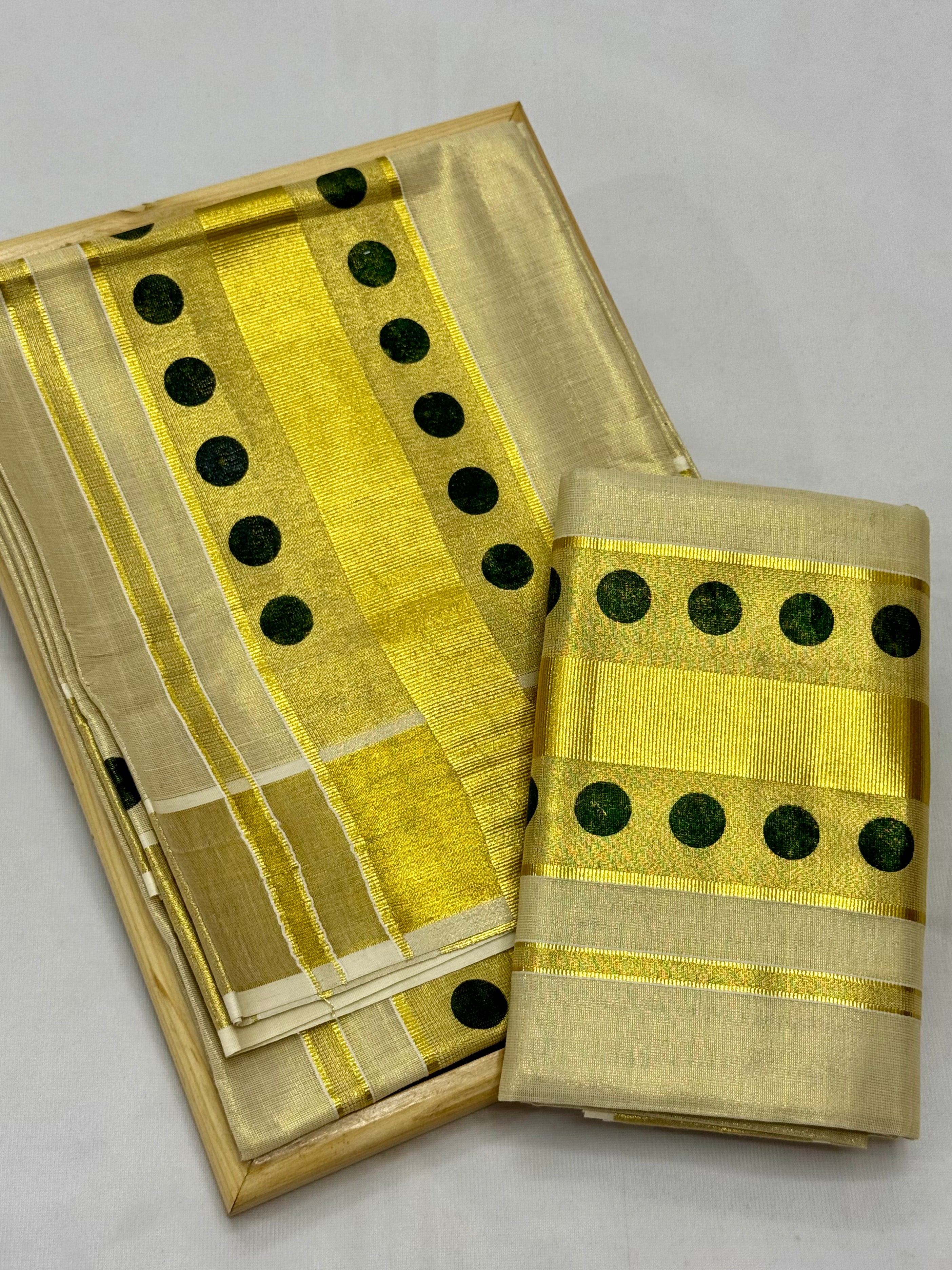 POLKA DOTS TISSUE SINGLE SET MUNDU (MUNDUM NERIYATHUM) - 2 X 2.80 MTRS - (CREAM,GOLD,GREEN)