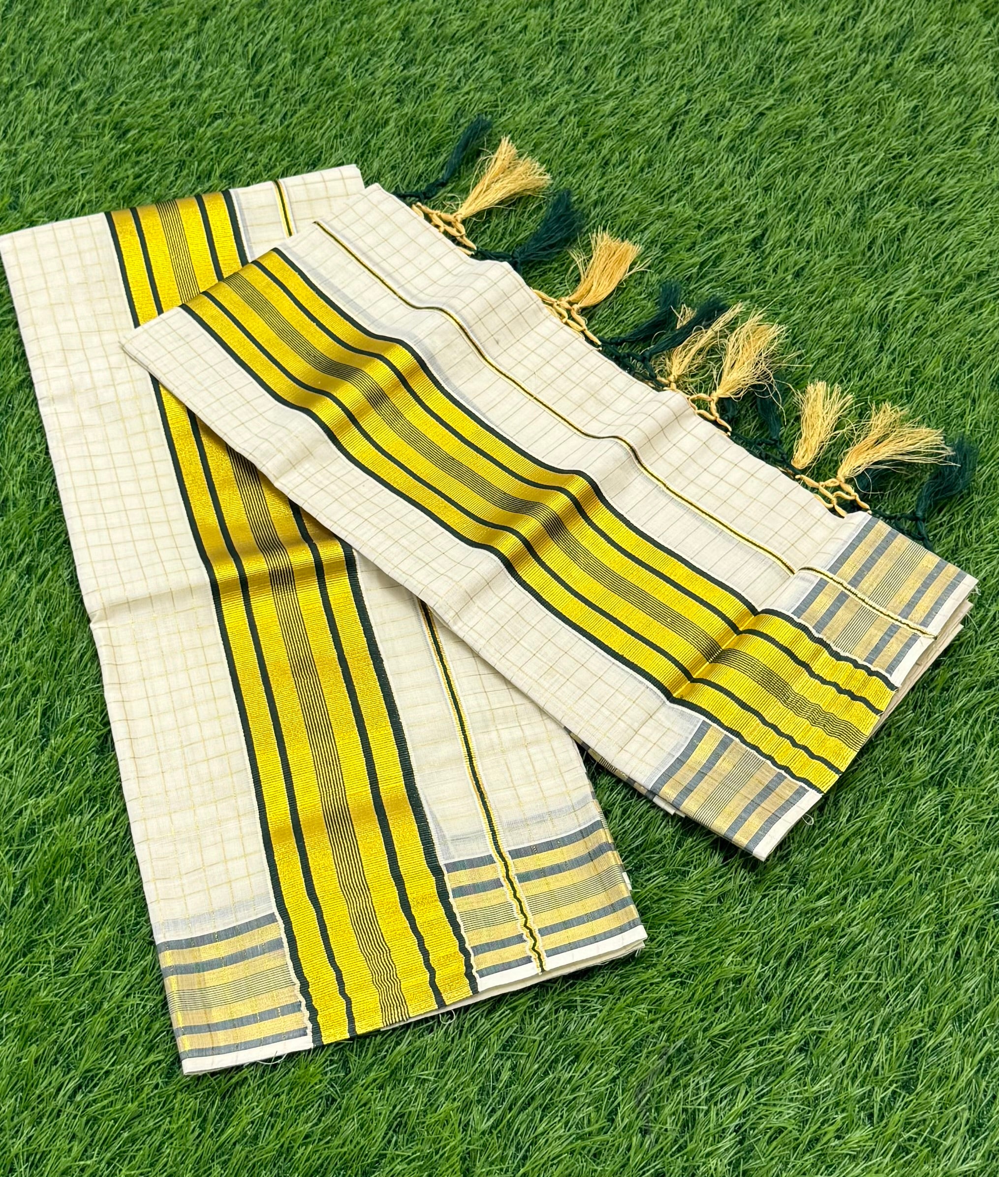 KASAVU COTTON STRIPE PATTERN SINGLE SET MUNDU (MUNDUM NERIYATHUM) - 2 X 2.80 MTRS - (OFF WHITE)