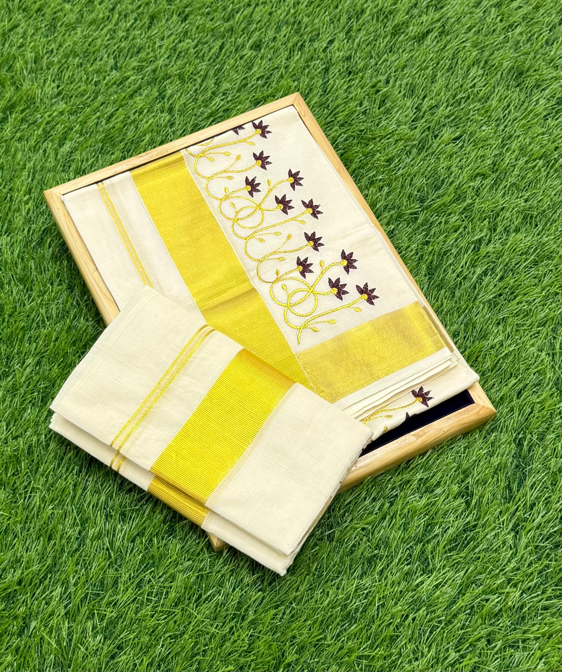 KASAVU EMBROIDERY SINGLE SET MUNDU (MUNDUM NERIYATHUM) - 2 X 2.80 MTRS - (OFF WHITE,GOLD)