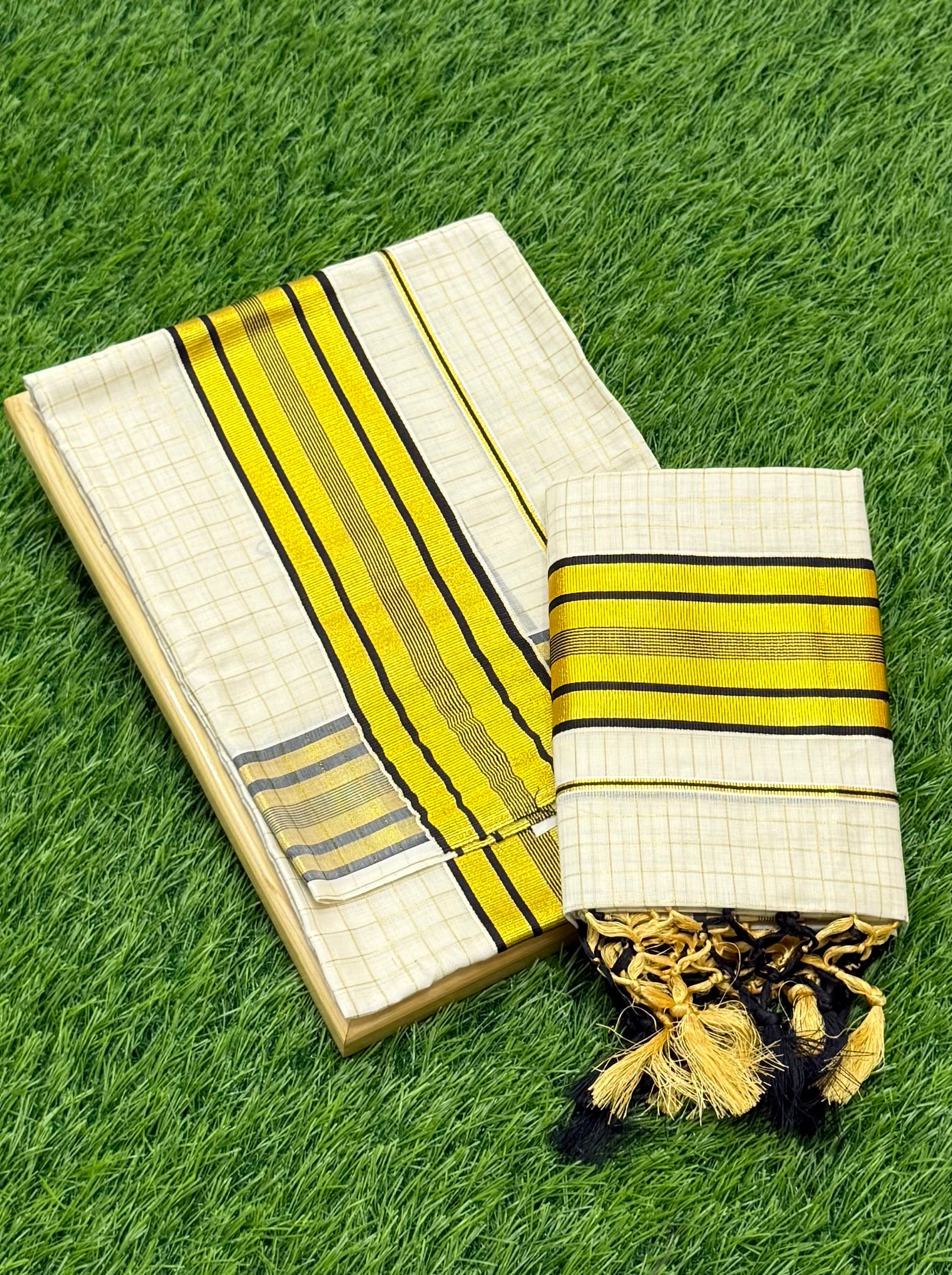 KASAVU COTTON STRIPE PATTERN SINGLE SET MUNDU (MUNDUM NERIYATHUM) - 2 X 2.80 MTRS - (OFF WHITE)