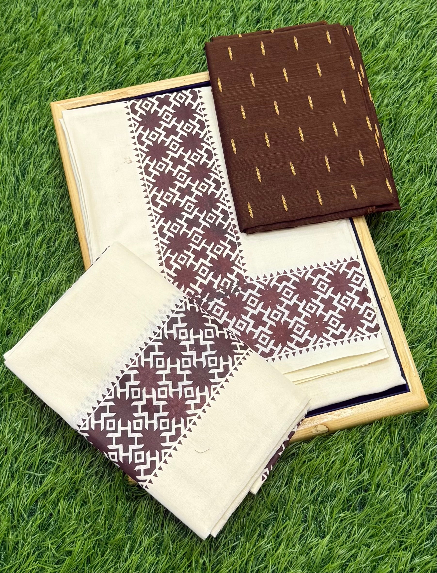 FANCY PRINTED SINGLE SET MUNDU (MUNDUM NERIYATHUM) WITH BLOUSE PIECE - 2 X 2.80 MTRS