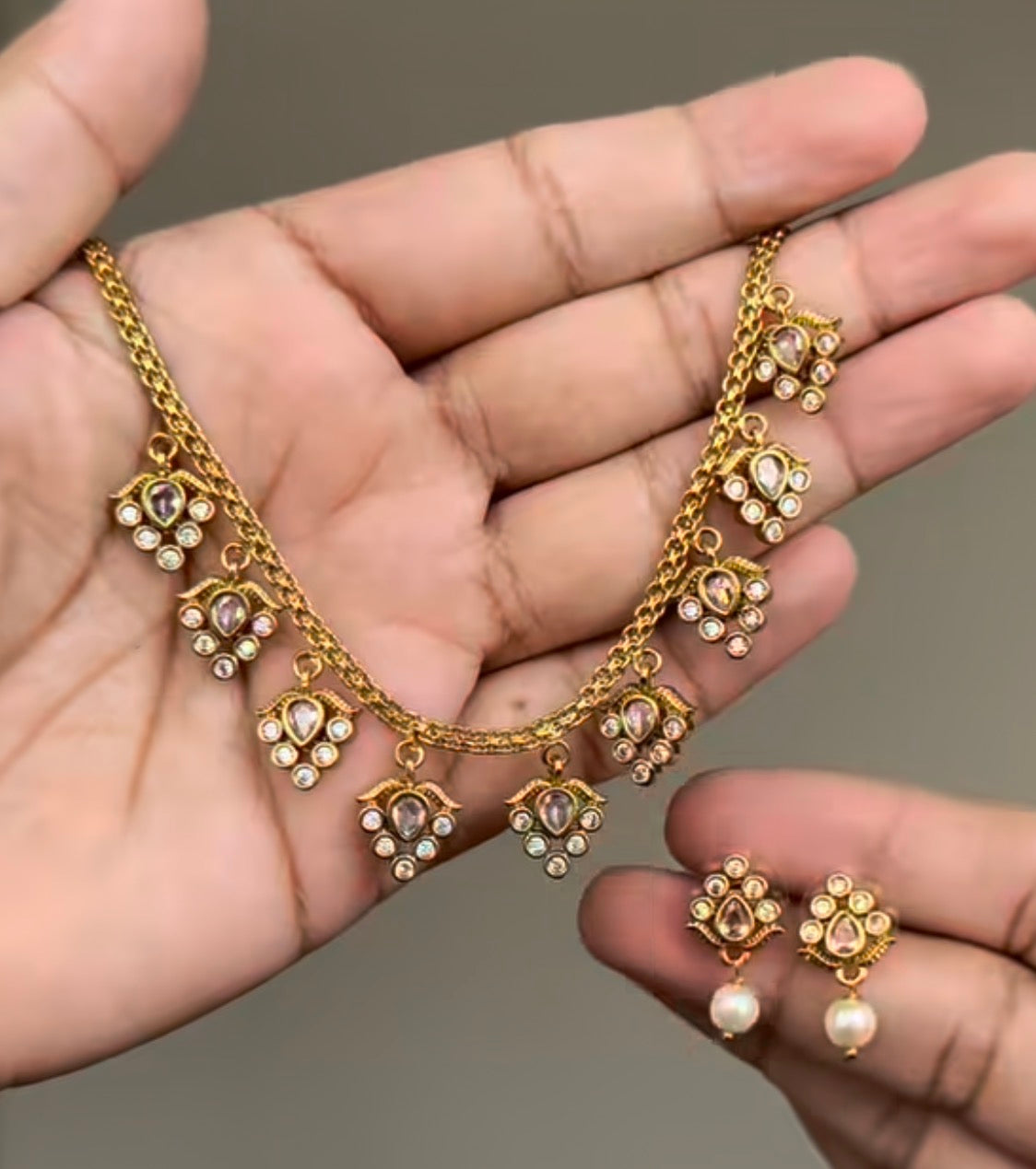 BEAUTIFUL AND STUNNING KIDS FRIENDLY NECKLACE