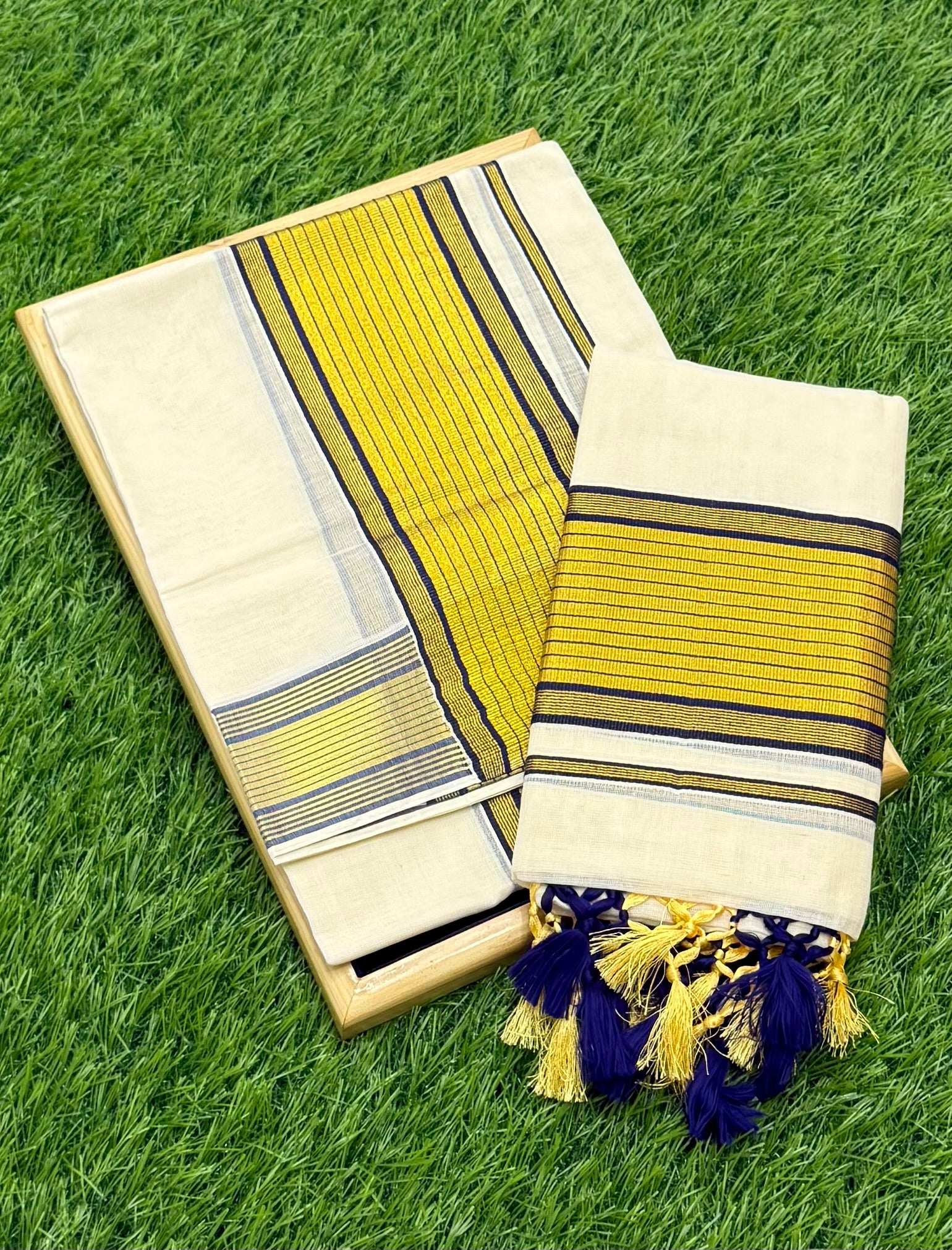 KASAVU COTTON STRIPE PATTERN SINGLE SET MUNDU (MUNDUM NERIYATHUM) - 2 X 2.80 MTRS - (OFF WHITE)