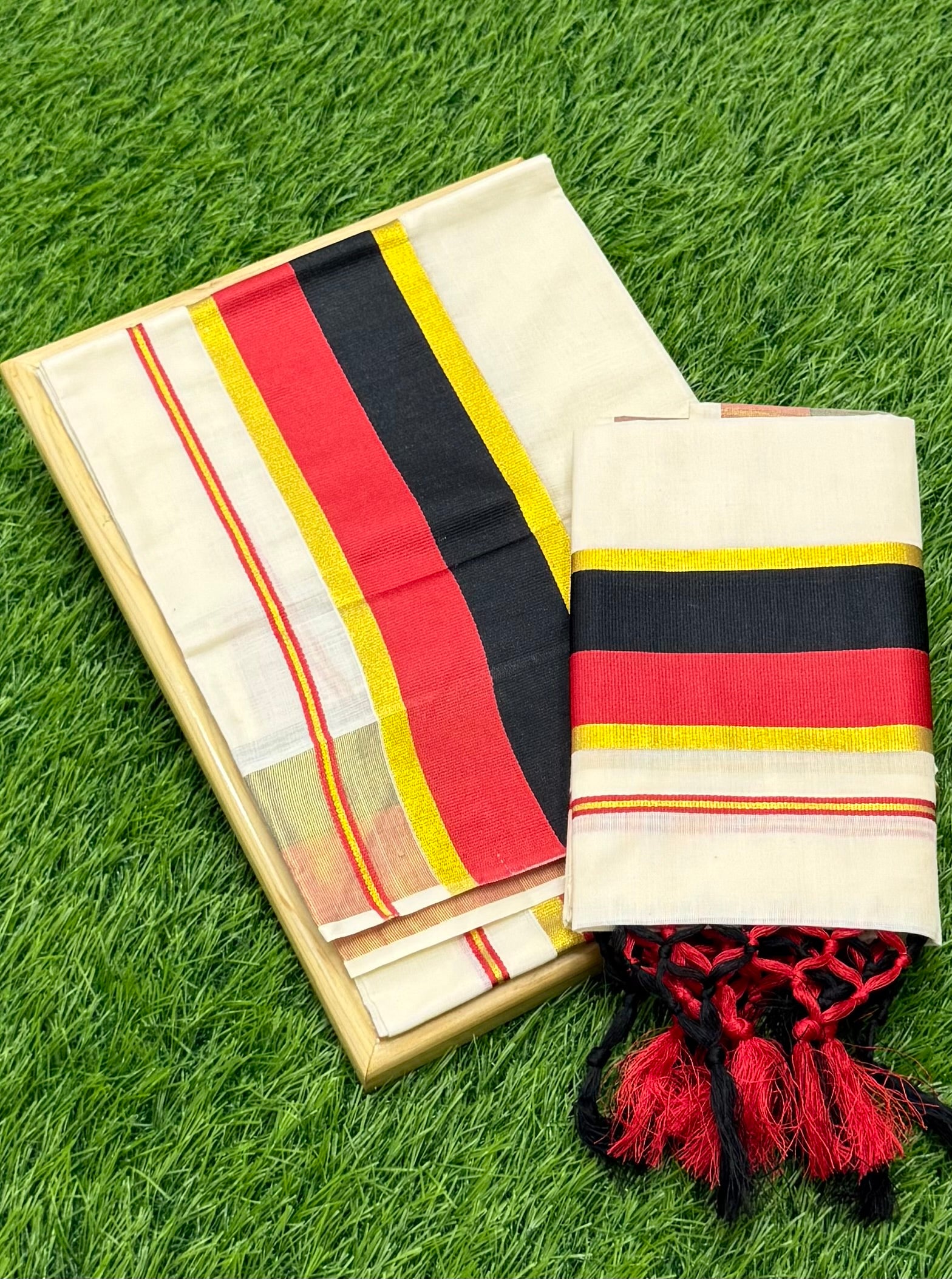 KASAVU COTTON STRIPE PATTERN SINGLE SET MUNDU (MUNDUM NERIYATHUM) - 2 X 2.80 MTRS - (OFF WHITE)