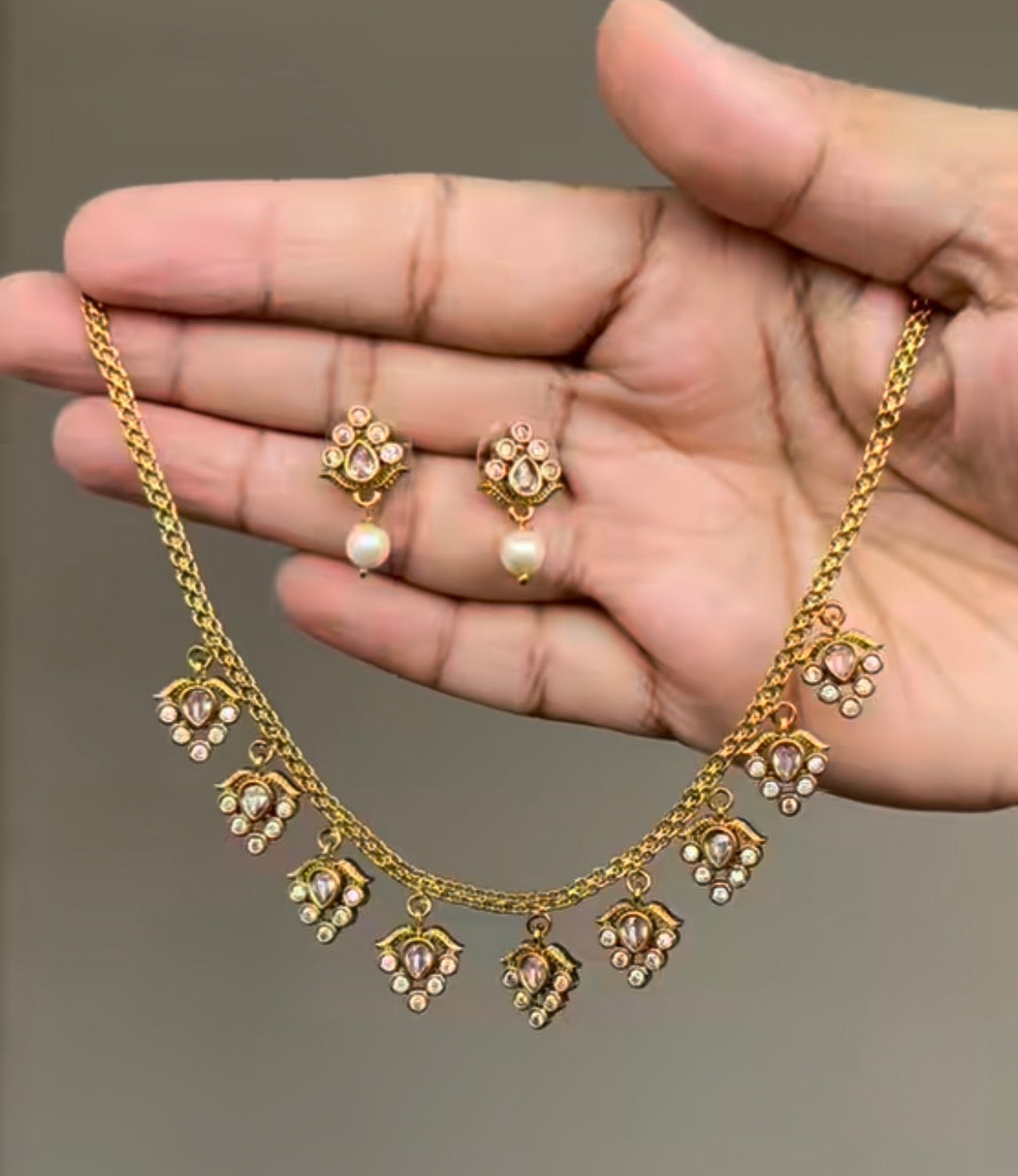 BEAUTIFUL AND STUNNING KIDS FRIENDLY NECKLACE