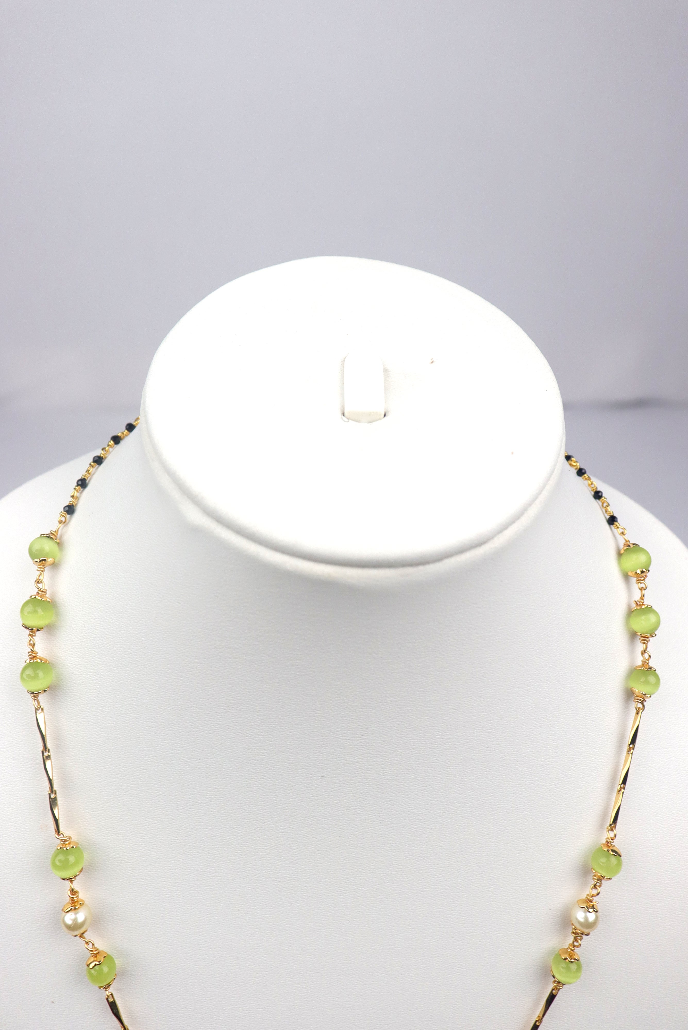 GOLD PLATED PEARL AND GREEN BEADED FANCY NECK CHAIN GRABO365